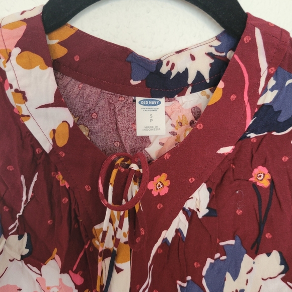 Old Navy maroon keyhole tank floral print - Picture 4 of 4